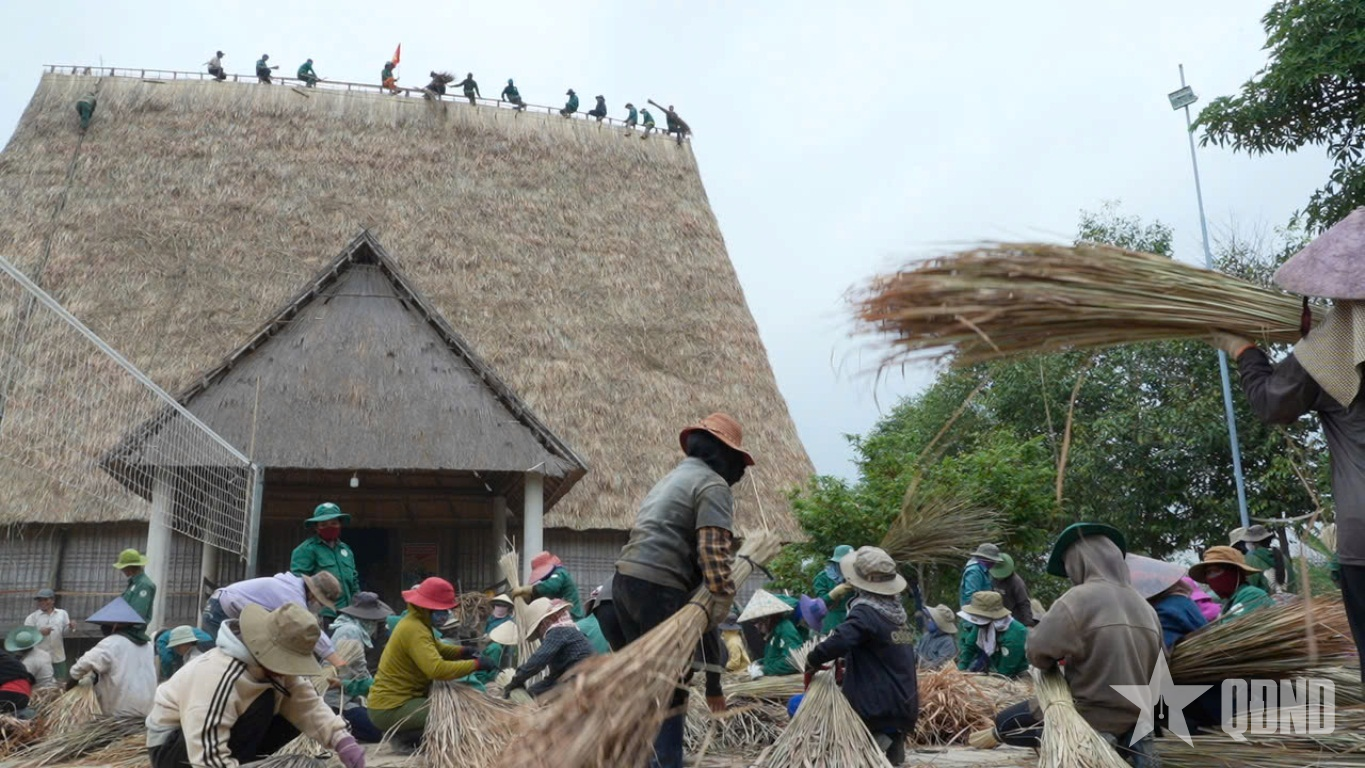 Gia Lai: Quân - dân chung sức sửa chữa nhà Rông